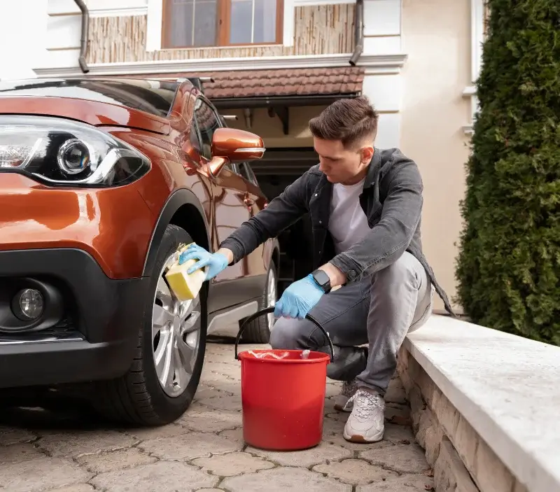 Lavage auto à domicile Gouvix : professionnel intervenant sur un véhicule